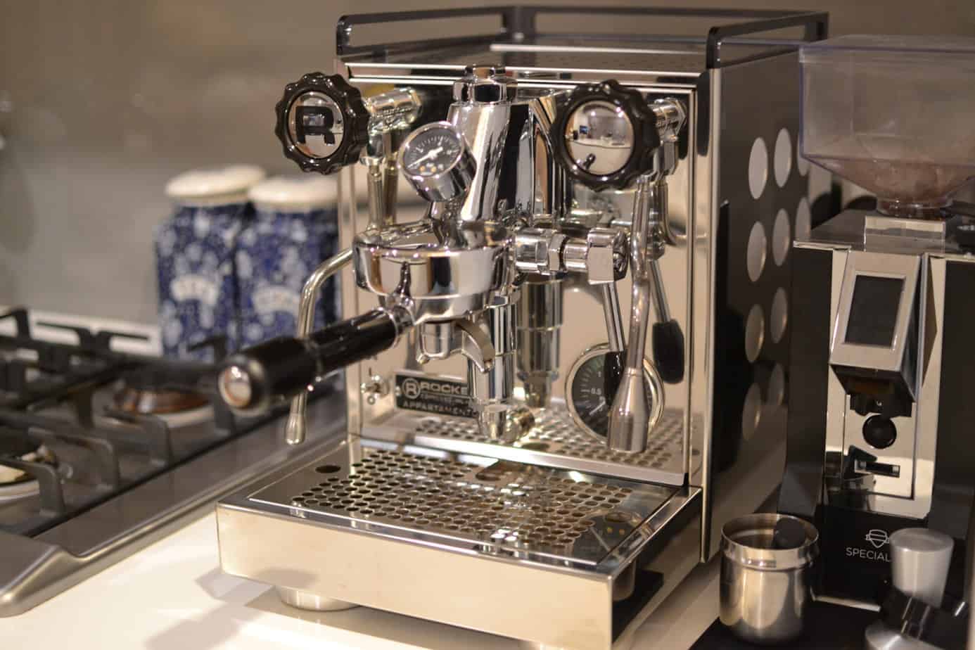 Apparatamento coffee machine at home