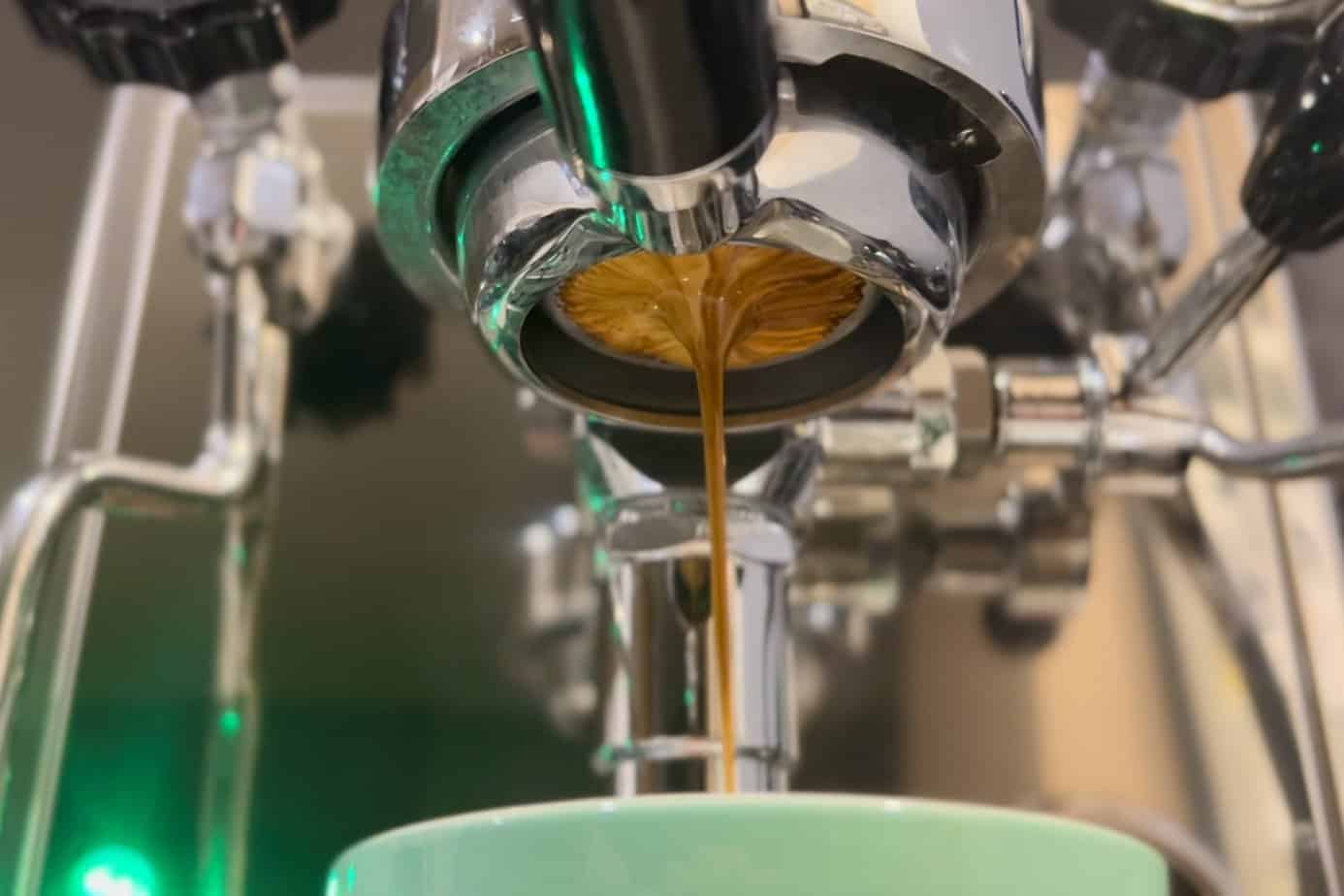 Bottomless portafilter extracting espresso