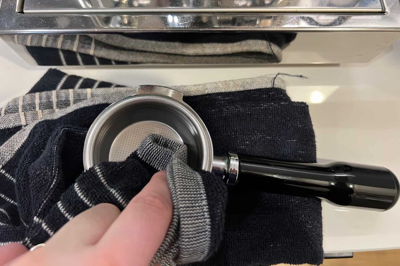 Baritsta towel cleaning portafilter