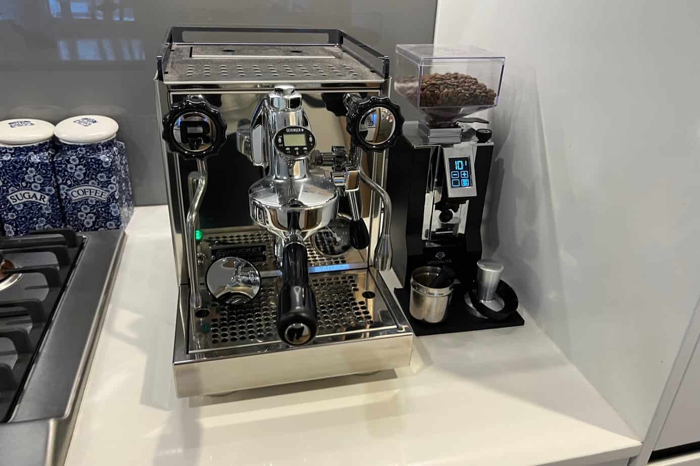 Espresso machine with shot mirror