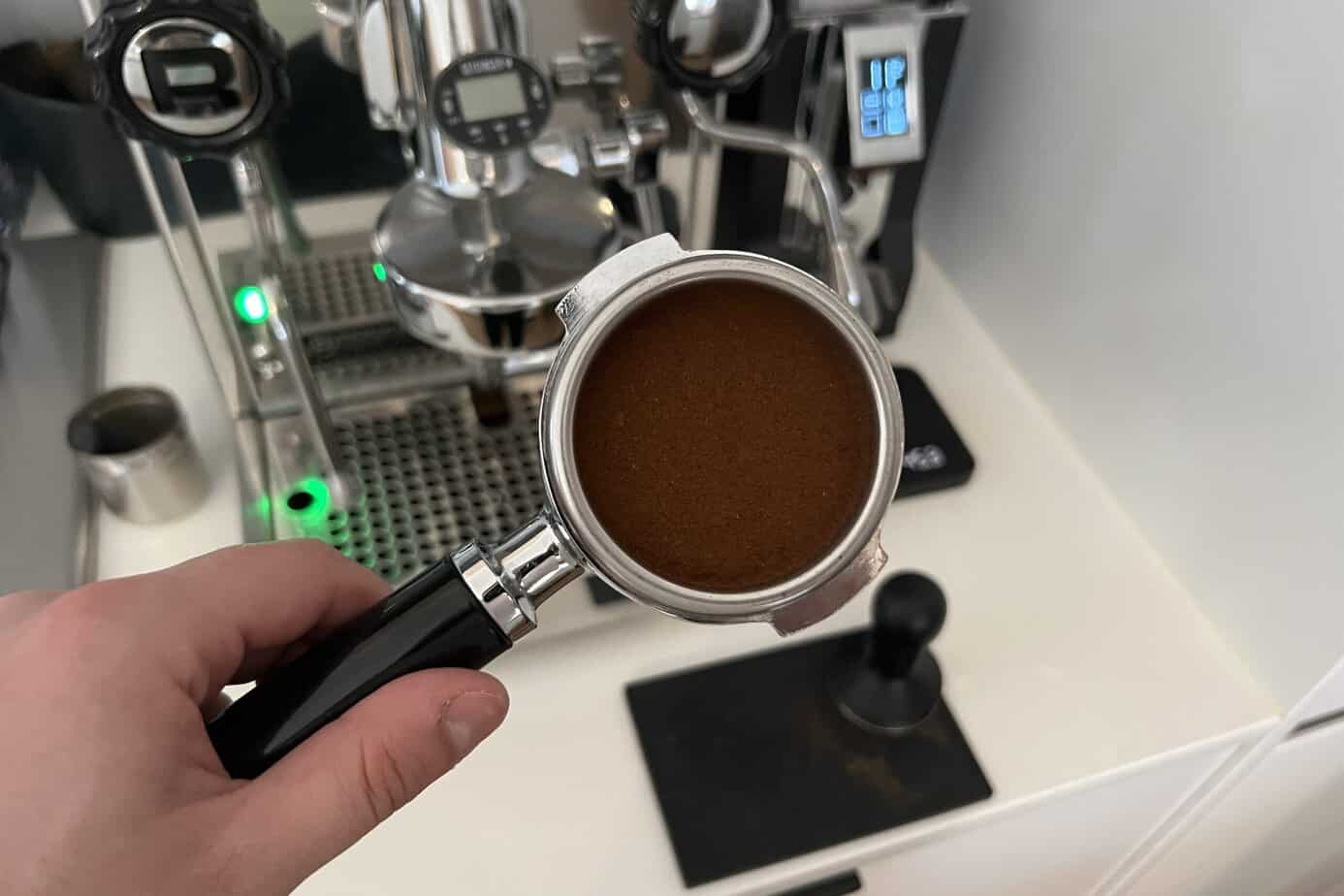Level coffee puck after tamping