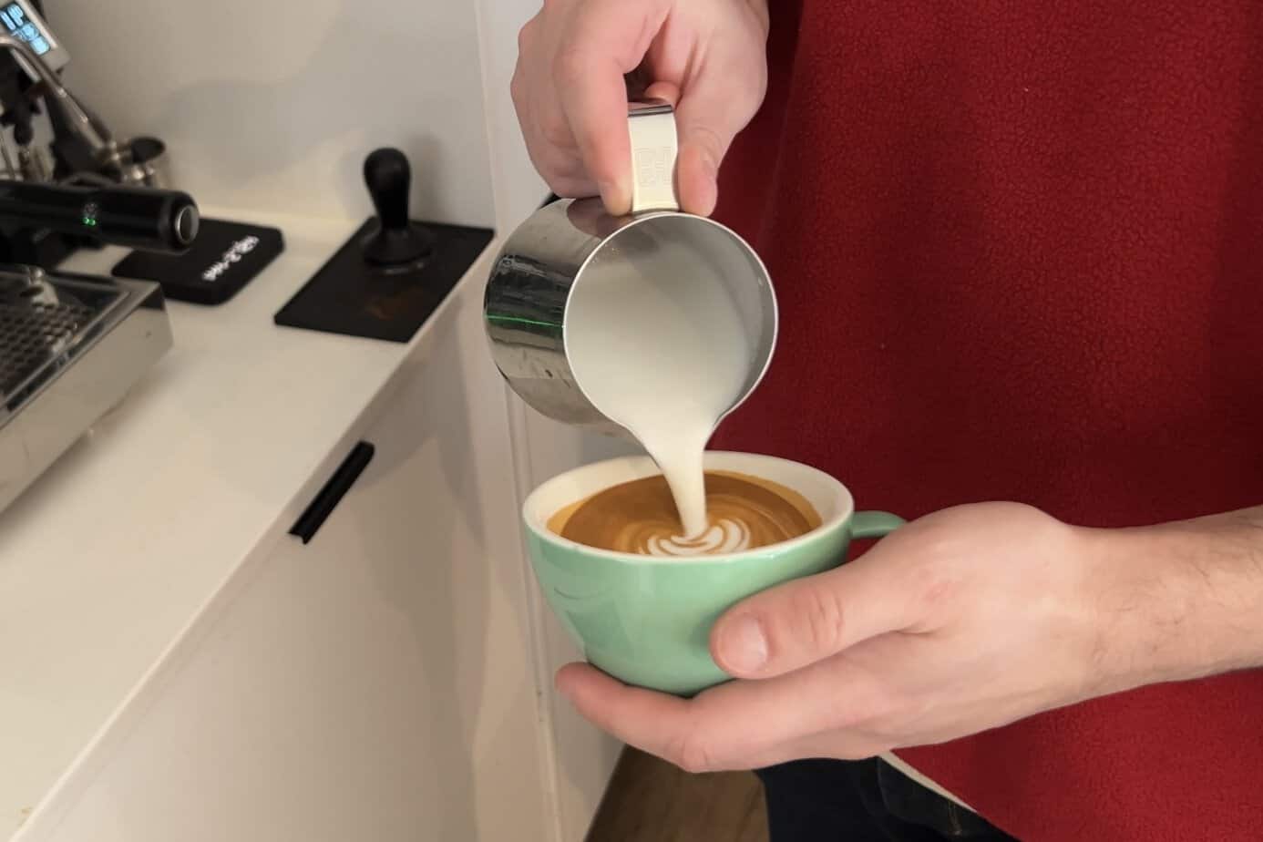 Making coffe art heart