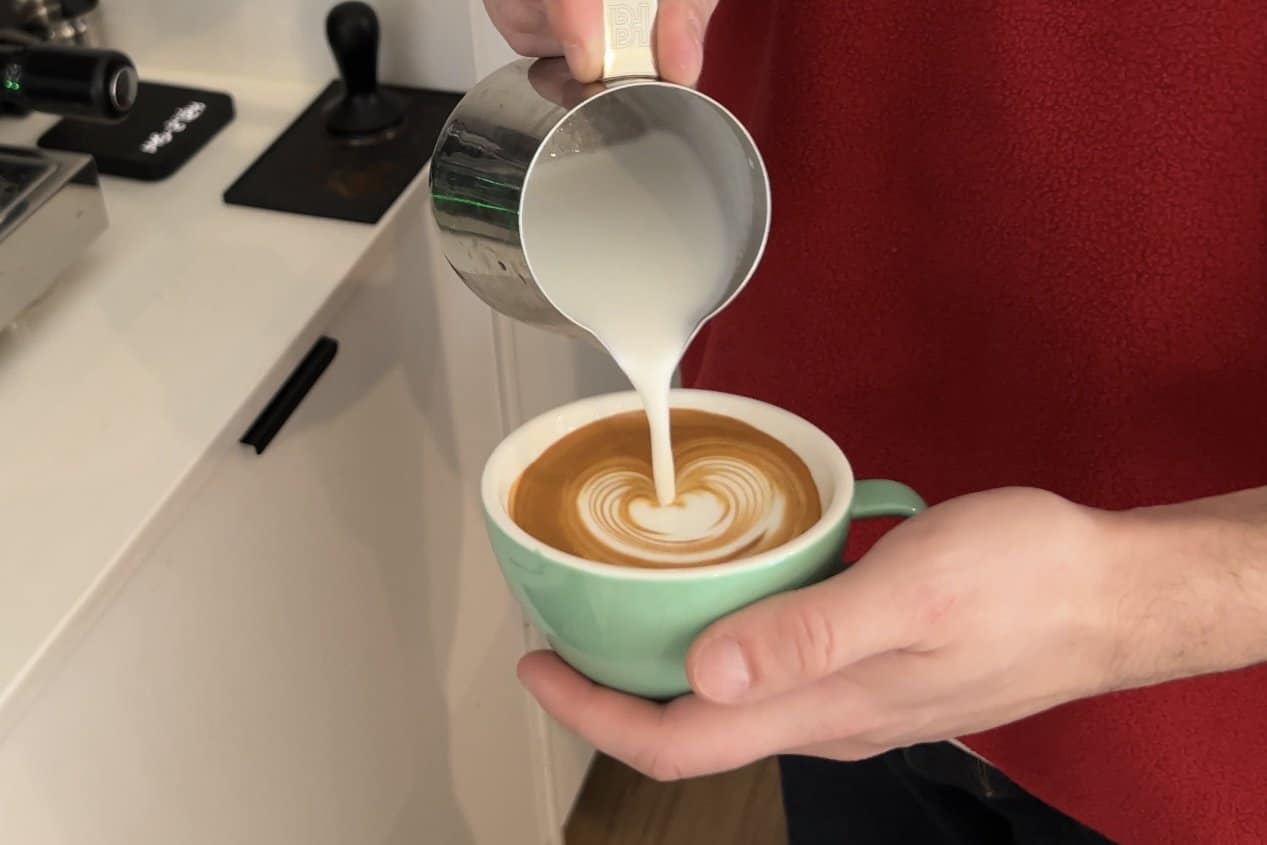 Pouring latte art heart